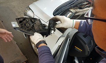 백미러 교체 중