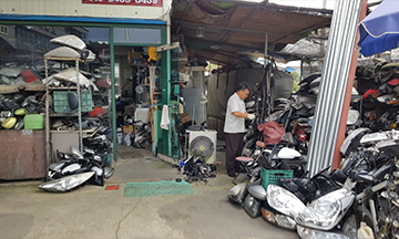 하나카크리닉 백미러 수리작업 준비